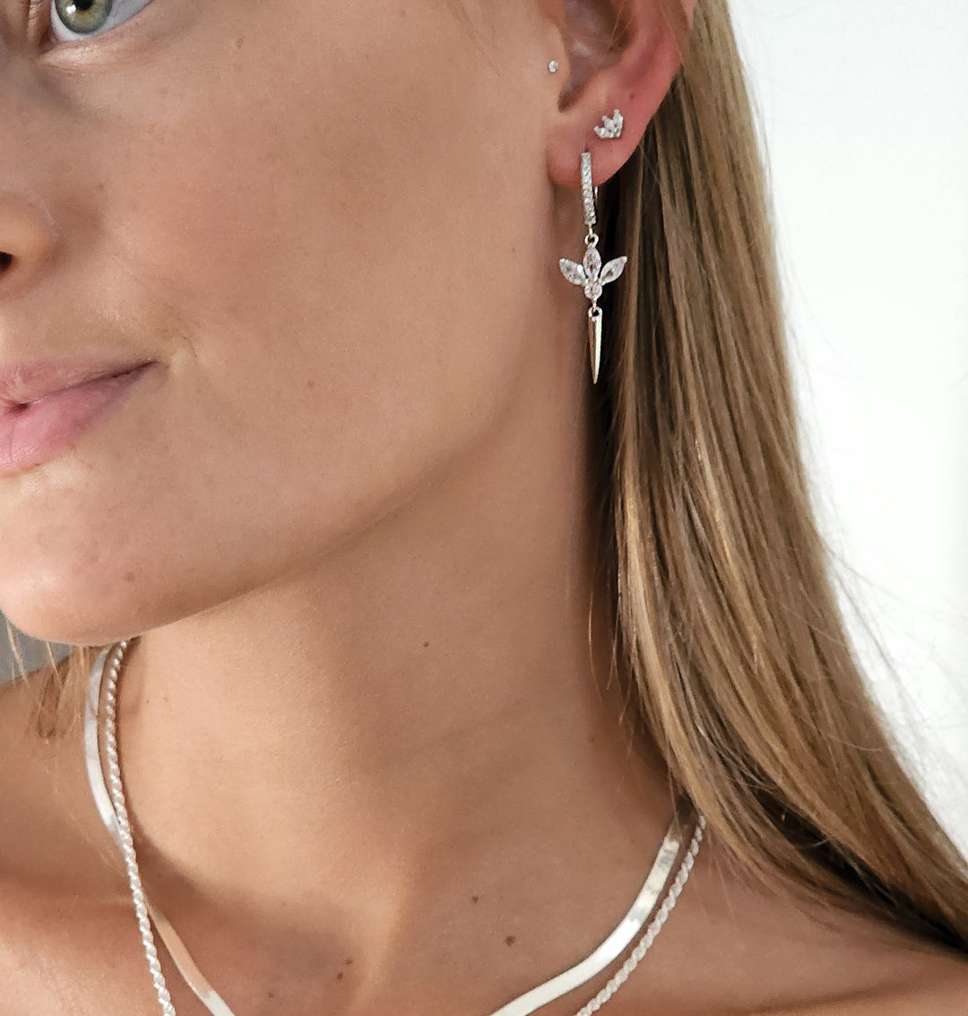 עגילי חישוק כסף תליון לוטוס ירוק - דרו