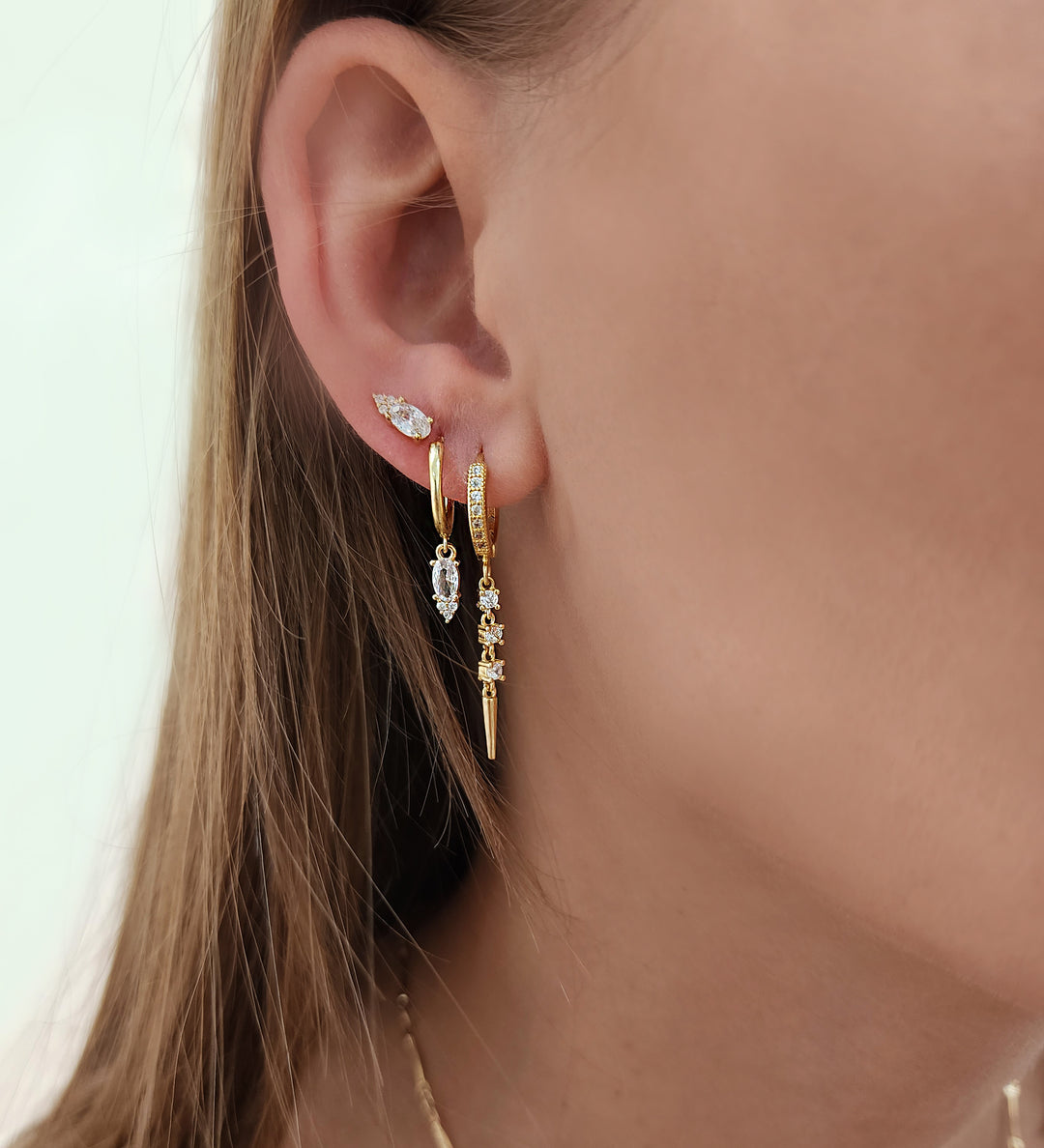 עגילי חישוק זהב תליון זירקונים  -עלמה