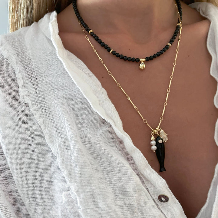 שרשרת זהב דג שחור וצ'ארמים -דול