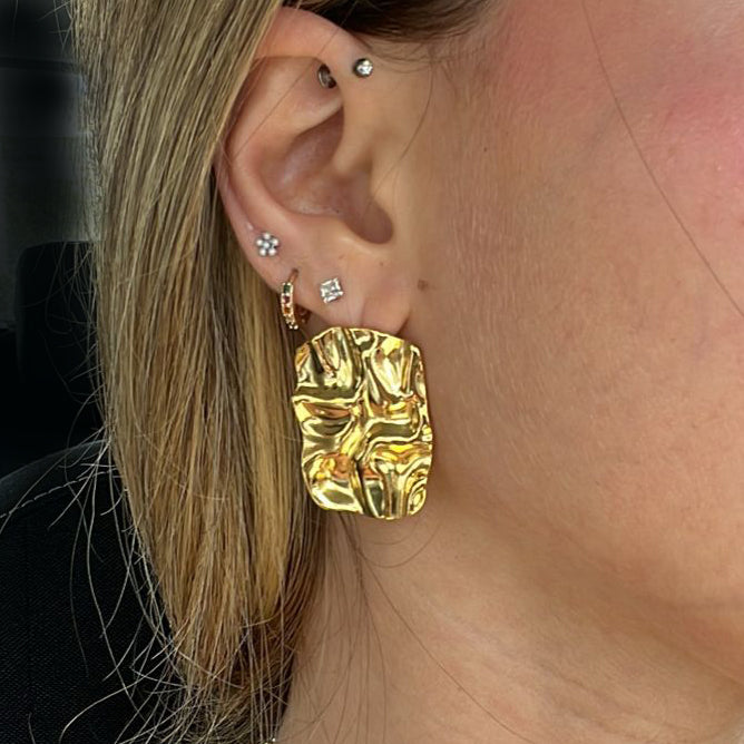 עגילי זהב צמודים מרוקעים - דאלי