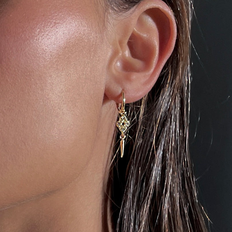 עגילי חישוק זהב תלתן וינטג' -מרגוט