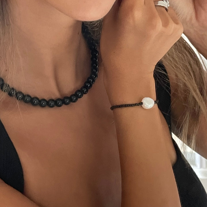 צמיד פנינה טבעית וחרוזים שחורים - דניר