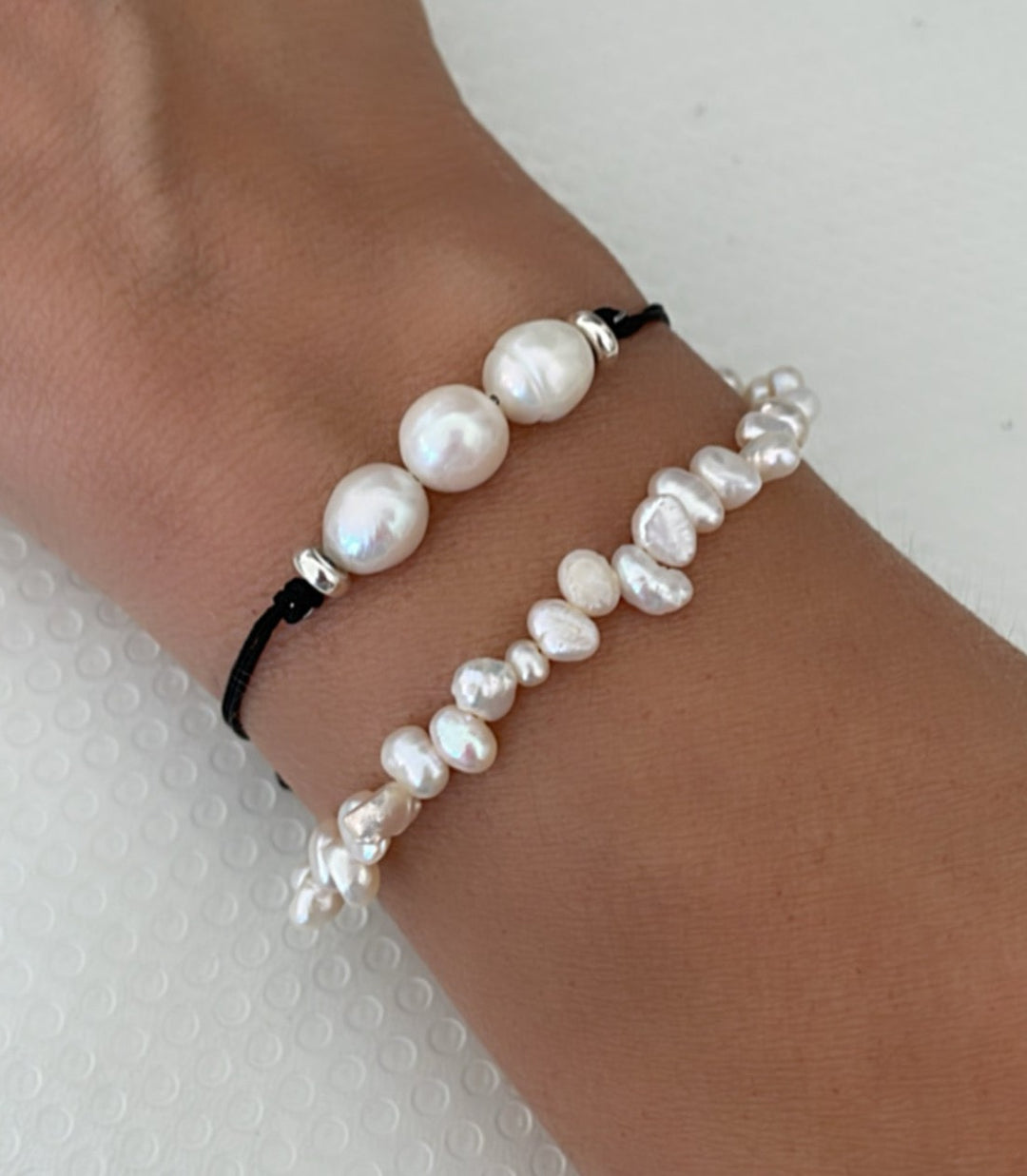 צמיד פנינים טבעיות חוט שחור - דניס