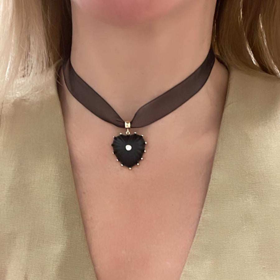 שרשרת סרט ותליון לב שחור - קריסטל