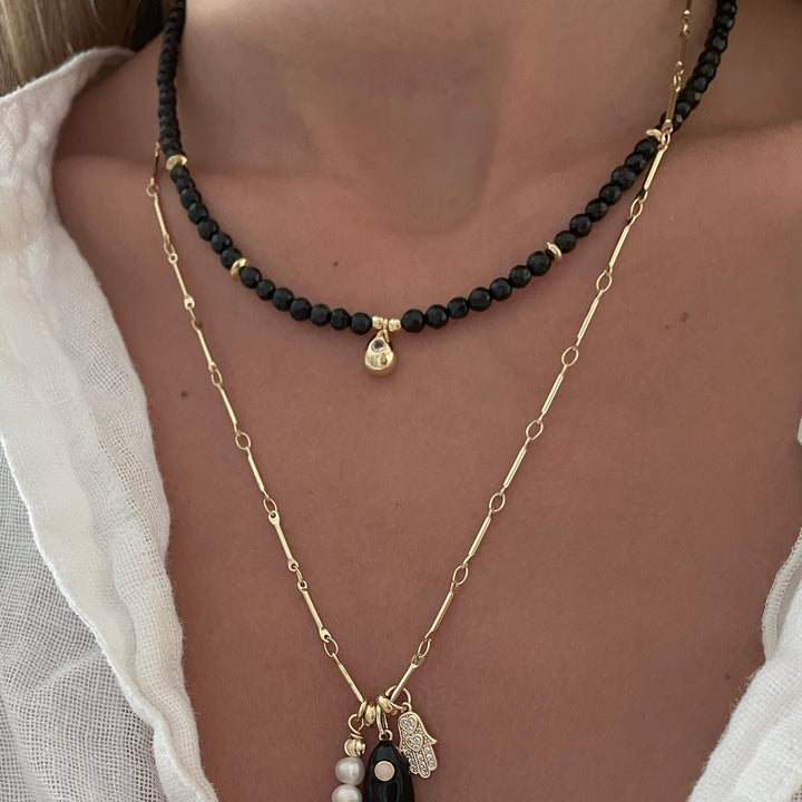 שרשרת זהב דג שחור וצ'ארמים -דול