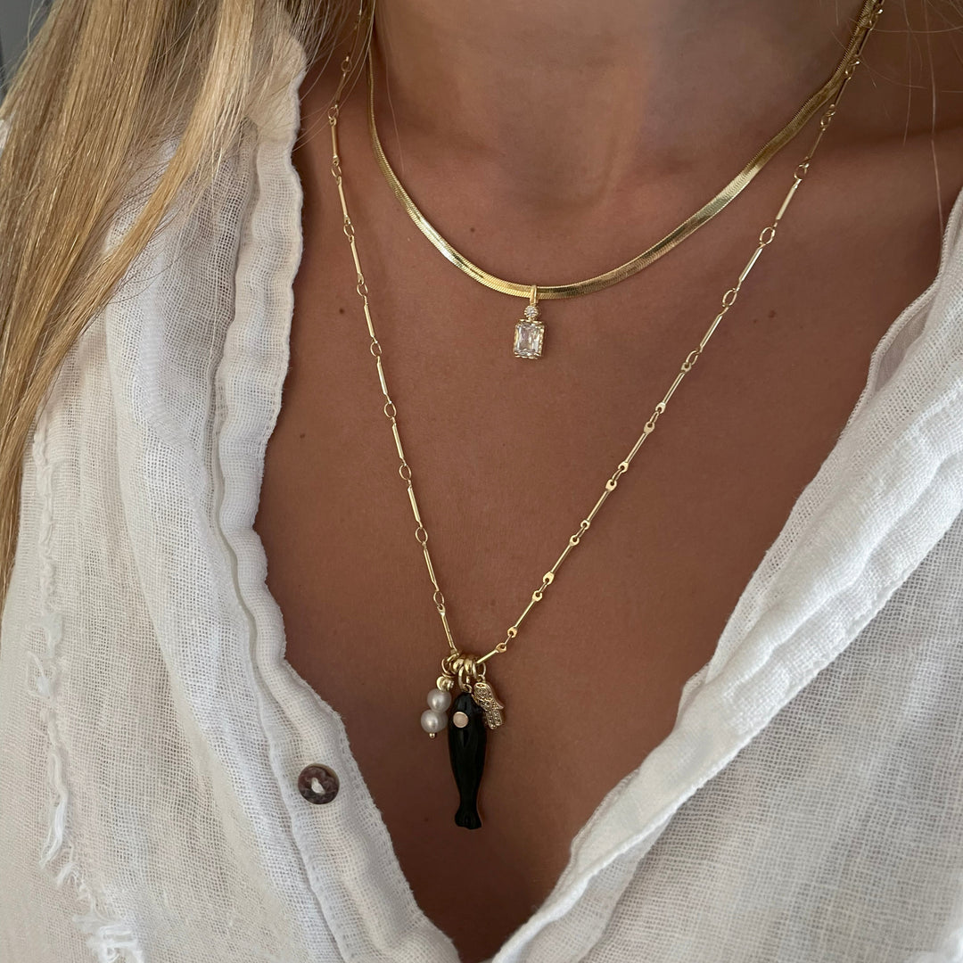 שרשרת זהב דג שחור וצ'ארמים -דול