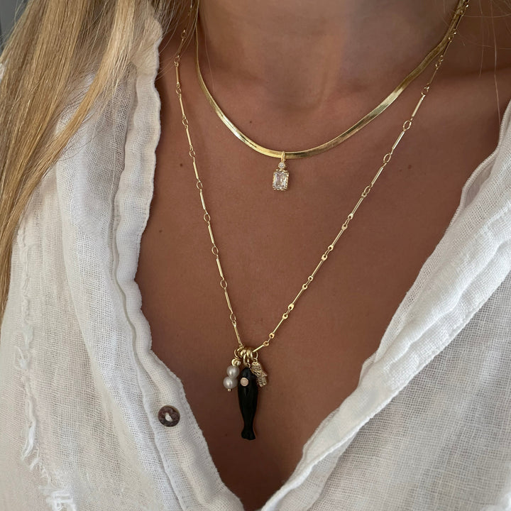 שרשרת זהב דג שחור וצ'ארמים -דול