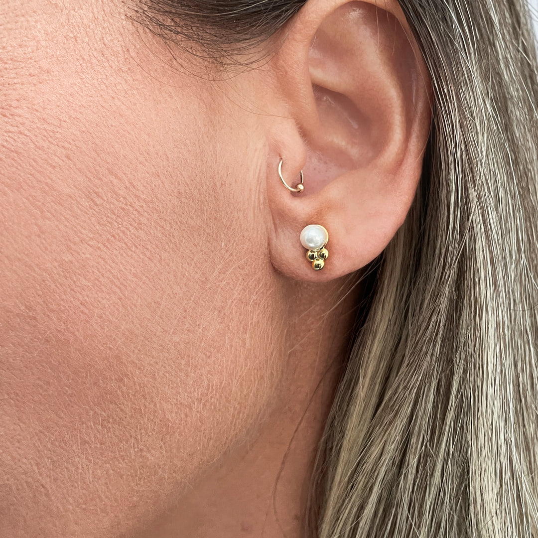 עגילי זהב צמודים פנינה - קפרי