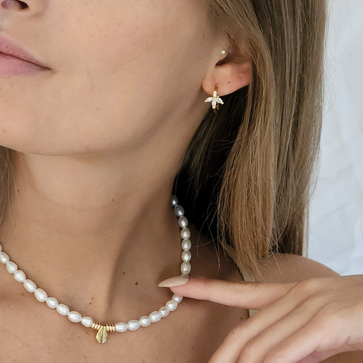 עגילי חישוק זהב וזירקון לוטוס - משי