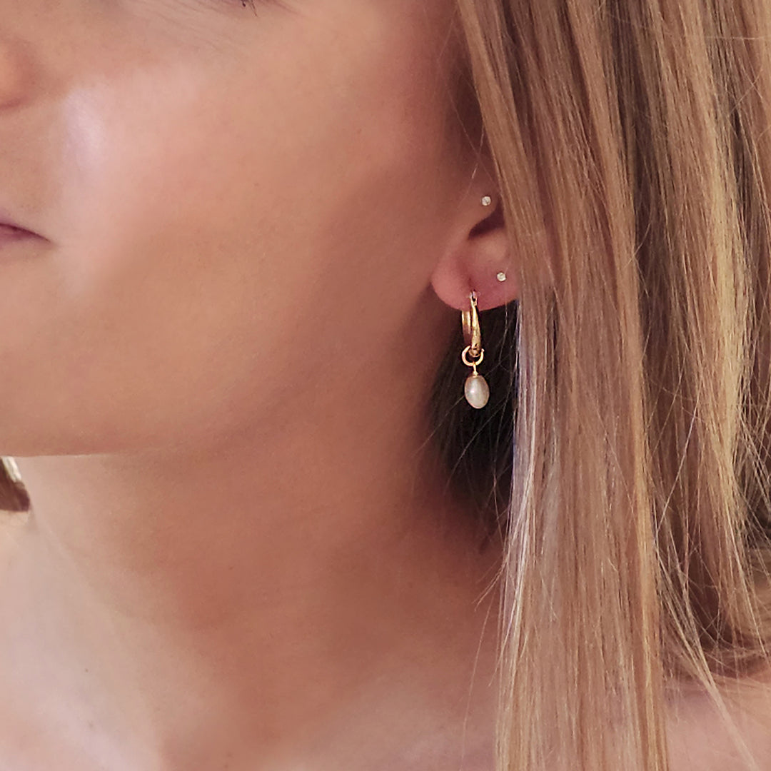 עגילי חישוק זהב 14 קארט ופנינה - בר