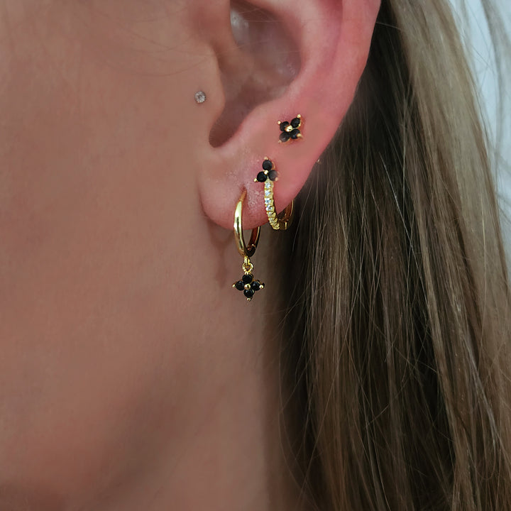 עגילי חישוק זהב תליון תלתן משובץ שחור - לורה