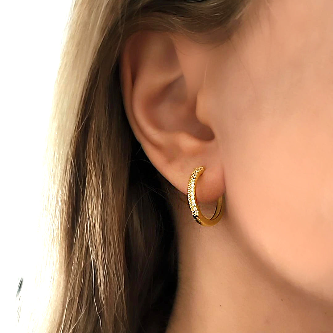 עגילי חישוק זהב משובצים - לקסי M